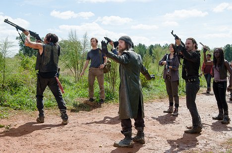 Tom Payne, Andrew Lincoln - The Walking Dead - Lösung - Filmfotos