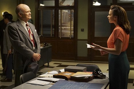 Kurtwood Smith, Hayley Atwell - Agent Carter - Smoke & Mirrors - Z filmu