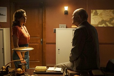 Hayley Atwell, Kurtwood Smith - Agent Carter - Smoke & Mirrors - De la película