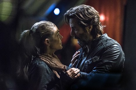 Paige Turco, Henry Ian Cusick - The 100 - Stealing Fire - Photos