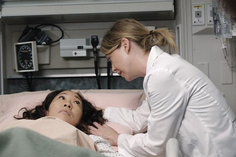 Sandra Oh, Ellen Pompeo - Grey's Anatomy - Remember the Time - Photos