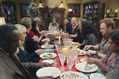 Frankie Faison, Leven Rambin, Chyler Leigh, James Pickens Jr., Ellen Pompeo, Patrick Dempsey, Jeff Perry, Kim Raver, Kevin McKidd, Chandra Wilson - Grey's Anatomy - Holidaze - Photos