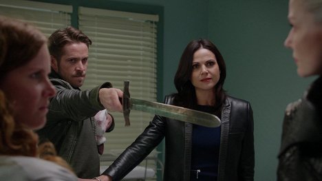 Rebecca Mader, Sean Maguire, Lana Parrilla - Once Upon a Time - Birth - Photos