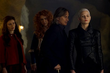 Emilie de Ravin, Amy Manson, Robert Carlyle, Jennifer Morrison - Once Upon A Time - Es war einmal... - Der Bär und der Bogen - Filmfotos