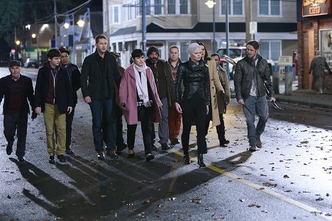 Jared Gilmore, Josh Dallas, Ginnifer Goodwin, Lee Arenberg, Jennifer Morrison, Sean Maguire - Once Upon a Time - Swan Song - Photos