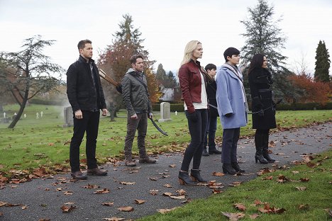 Josh Dallas, Sean Maguire, Jennifer Morrison, Jared Gilmore, Ginnifer Goodwin, Lana Parrilla - Once Upon a Time - Souls of the Departed - Photos
