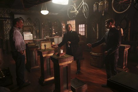 Robert Carlyle, Robbie Kay - Once Upon a Time - Souls of the Departed - Van de set