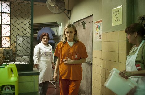 Kate Mulgrew, Taylor Schilling, Annie Golden - Orange Is the New Black - Tittenschlag - Filmfotos