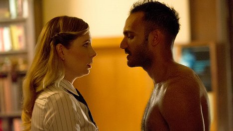 Anne Dudek, Arjun Gupta - The Magicians - Das strangulierte Herz - Filmfotos