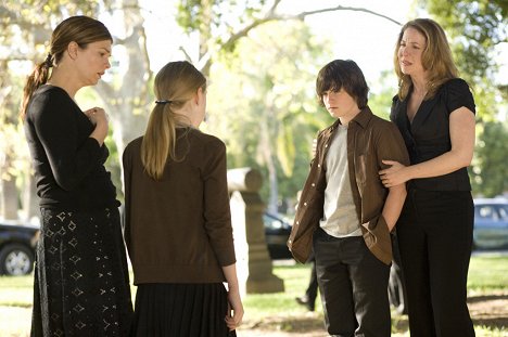 Jeanne Tripplehorn, Josh Hutcherson, Whittni Wright - Winged Creatures - Do filme