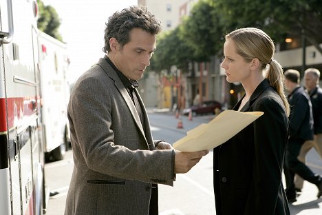 Rufus Sewell, Marley Shelton - Eleventh Hour - Containment - Film