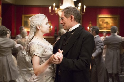 Olivia Llewellyn, Timothy Dalton - Penny Dreadful - Memento Mori - Filmfotos