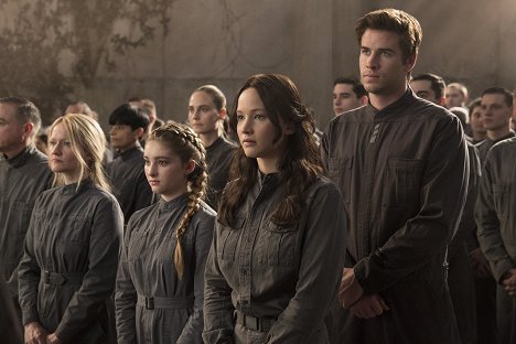Paula Malcomson, Willow Shields, Jennifer Lawrence, Liam Hemsworth - The Hunger Games - Mockingjay: Part 2 - Filmfotos