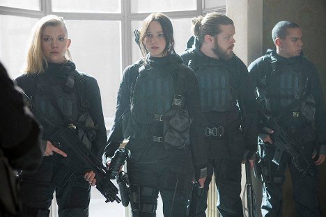 Natalie Dormer, Jennifer Lawrence, Elden Henson, Evan Ross - The Hunger Games - Mockingjay: Part 2 - Filmfotos