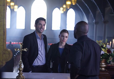 Tom Ellis, Lauren German - Lucifer - A Priest Walks Into a Bar - Photos