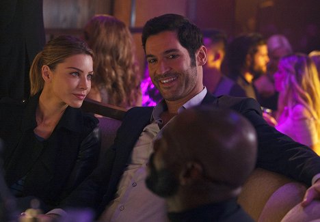 Lauren German, Tom Ellis - Lucifer - A Priest Walks Into a Bar - Photos