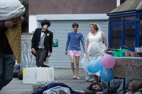 Joel Fry, Mathew Baynton, Pauline Quirke - You, Me and the Apocalypse - The End of the World - Van film