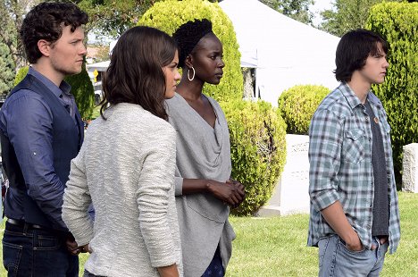 Jon Fletcher, Sofia Black-D'Elia, Anna Diop, Joel Courtney - The Messengers - Path to Paradise - Photos