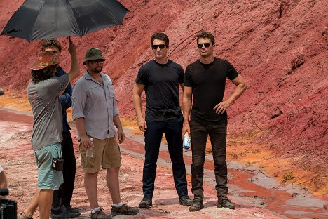 Robert Schwentke, Miles Teller, Theo James - Allegiant - Making of