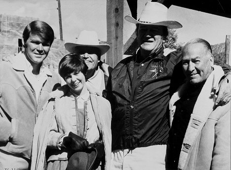 Glen Campbell, Kim Darby, John Wayne, Hal B. Wallis - A félszemű seriff - Forgatási fotók