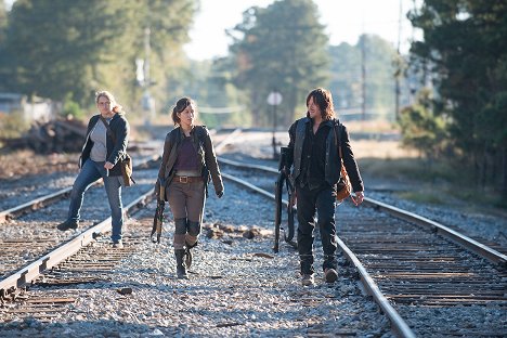 Merritt Wever, Christian Serratos, Norman Reedus - The Walking Dead - Keine Gleise - Filmfotos