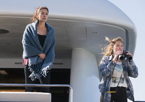 Mercedes Mason, Alycia Debnam-Carey - Fear the Walking Dead - Monster - Photos