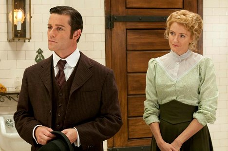 Yannick Bisson, Helene Joy - Murdoch Mysteries - Back and to the Left - Filmfotos