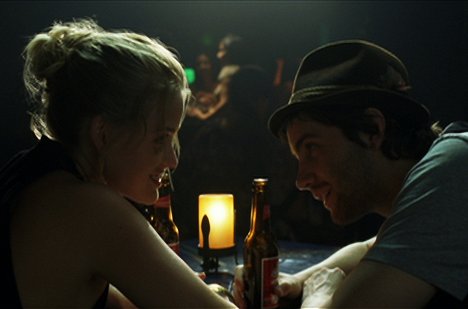 Alice Eve, Jim Sturgess - Ścigani - Z filmu