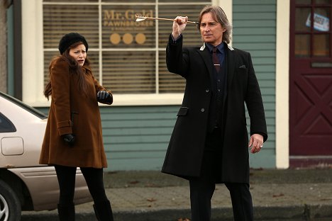 Emilie de Ravin, Robert Carlyle - Once Upon a Time - Her Handsome Hero - Photos