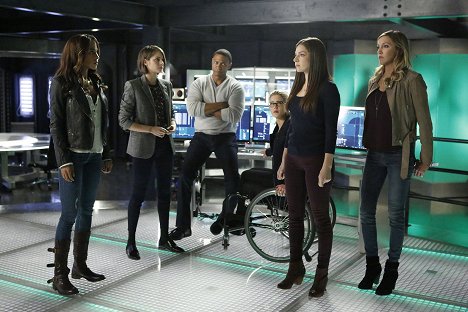 Megalyn Echikunwoke, Willa Holland, David Ramsey, Emily Bett Rickards, Anna Hopkins, Katie Cassidy - Arrow - Taken - Z filmu