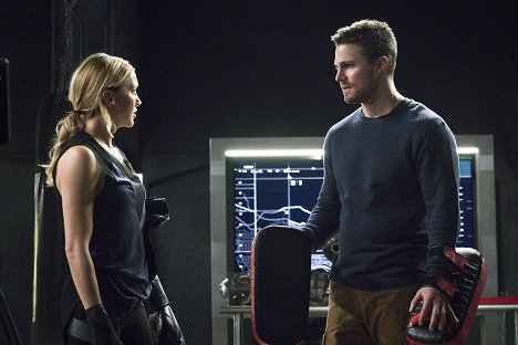 Katie Cassidy, Stephen Amell - Arrow - A.W.O.L. - Photos