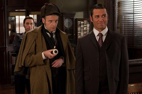Jonny Harris, Andrew Gower, Yannick Bisson - Murdoch Mysteries - A Study in Sherlock - De filmes