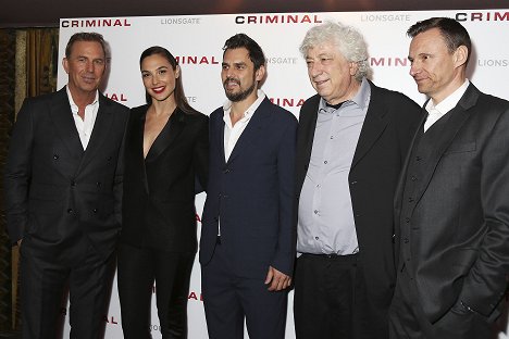Kevin Costner, Gal Gadot, Ariel Vromen, Avi Lerner - Criminal - Tapahtumista