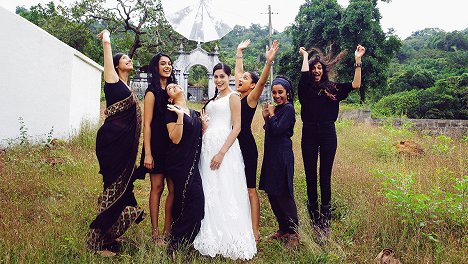 Pavleen Gujral, Sarah-Jane Dias, Rajshri Deshpande, Amrit Maghera, Sandhya Mridul, Tannishtha Chatterjee, Anushka Manchanda - Angry Indian Goddesses - Filmfotók