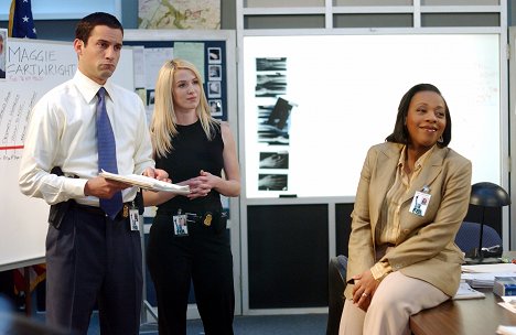 Enrique Murciano, Poppy Montgomery, Marianne Jean-Baptiste - Without a Trace - Pilot - Photos