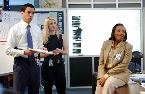 Enrique Murciano, Poppy Montgomery, Marianne Jean-Baptiste - Ilman johtolankaa - Pilot - Kuvat elokuvasta