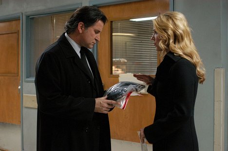 Anthony LaPaglia, Poppy Montgomery - Without a Trace - Hawks and Handsaws - Photos