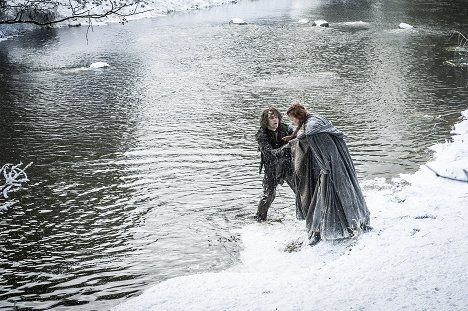 Alfie Allen, Sophie Turner - Game of Thrones - The Red Woman - Photos