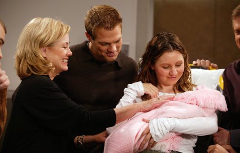 Catherine Hicks, George Stults, Beverley Mitchell - 7th Heaven - Paper or Plastic? - Film