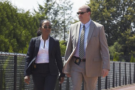 Sonja Sohn, John Carroll Lynch - Body of Proof - Buried Secrets - Van film