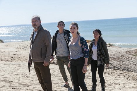 Rubén Blades, Lorenzo James Henrie, Alycia Debnam-Carey, Michelle Ang - Fear the Walking Dead - Uroborosz - Filmfotók