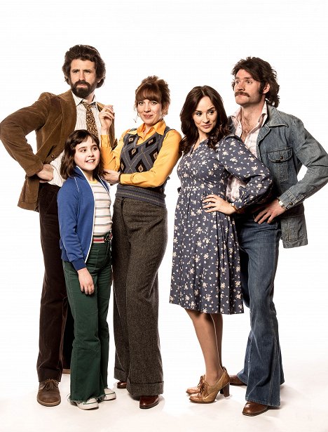 Dan Renton Skinner, Lucy Hutchinson, Katherine Parkinson, Emma Pierson, Harry Peacock - The Kennedys - Promokuvat