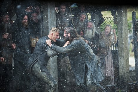Alexander Ludwig, Clive Standen - Vikings - The Usurper - Photos