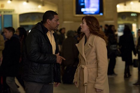 Laz Alonso, Debra Messing - Les Mystères de Laura - Compatibilité maximale - Film