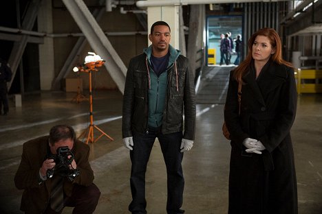 Laz Alonso, Debra Messing - The Mysteries of Laura - The Mystery of the Intoxicated Intern - Kuvat elokuvasta