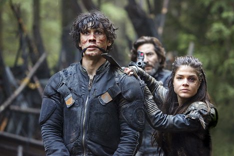 Bob Morley, Marie Avgeropoulos - The 100 - Fallen - Photos