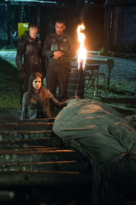 Marie Avgeropoulos, Bob Morley, Jarod Joseph - The 100 - Ascende Superius - Film