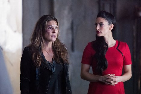 Paige Turco, Erica Cerra - The 100 - Join or Die - Photos