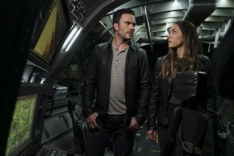 Brett Dalton, Natalia Cordova-Buckley - Agents of S.H.I.E.L.D. - The Team - Photos