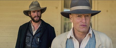 Liam Hemsworth, Woody Harrelson - El duelo - De la película